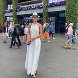 Ex-Tennisprofi Ana Ivanović interpretiert das typische Tennisdress neu und besucht im coolen Sommerlook das Match von Taylor Fritz und Rafael Nadal. Zum weißen Maxikleid stylt die 34-Jährige einen hellen Hut mit weißer Krempe, schwarze Sandalen mit Blockabsatz und eine farblich angestimmte Box-Bag mit Nieten.