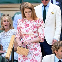 Wie auch schon ihre royale Verwandtschaft nimmt Prinzessin Beatrice mit Ehemann Eduardo Mapelli Mozzi auf den Rängen am Centre Court Platz. Zum kurzen Blümchenkleid kombiniert die Cousine von Prinz William eine kleine Basttasche, die roten Haare trägt die 33-Jährige offen und mit coolem Zick-Zack-Scheitel.