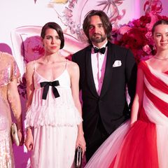 Auch wenn das opulente Tüllkleid von Prinzessin Alexandra alle Blicke auf sich zieht, bezaubert Charlotte Casiraghi mit Ehemann Dimitri Rassam an ihrer Seite dennoch in ihrem zarten Chanel-Kleid mit schwarzer Schleife.