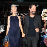 Keanu Reeves genießt einen Theaterabend mit Freundin Alexandra Grant am Broadway. Beide haben sich für das spezielle Date herausgeputzt und wählen dabei eine gewagte Farb-Kombination. Eigentlich harmonieren dunkelblaue Töne mit Schwarz nicht so gut. Da Alexandras Kleid aber einen sehr warmen Ton hat, funktioniert die Mischung mit dem schwarzen Anzug von Keanu trotzdem. In kleinen Details erkennt man, dass das Paar ihren Style aufeinander abgestimmt hat, so wird das Braun der Tasche in den Schuhen des Schauspielers wieder aufgegriffen. 