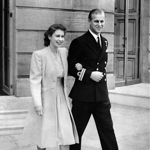 Einen Tag nach der Bekanntgabe zeigen sich die strahlenden Verlobten im Hof des Buckingham Palastes. Die Hochzeit steht im November 1947 an, und die Ehe wird bis zum Tod Prinz Philips im April 2021 über 74 Jahre ein glückliche sein.