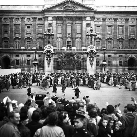 9. Juli 1947   Viele hundert Menschen kommen vor dem Buckingham Palast in London zusammen, um die schöne Bekanntgebung persönlich zu sehen: Die Verlobung der britischen Kronprinzessin Elizabeth mit dem Marineoffizier Philip Mountbatten ist offiziell!
