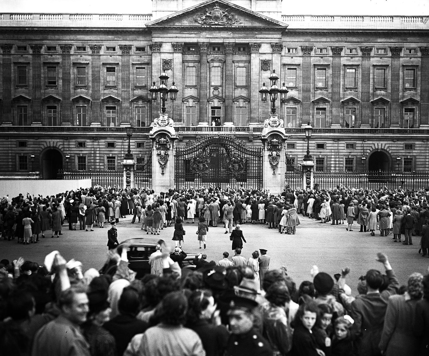 9. Juli 1947   Viele hundert Menschen kommen vor dem Buckingham Palast in London zusammen, um die schöne Bekanntgebung persönlich zu sehen: Die Verlobung der britischen Kronprinzessin Elizabeth mit dem Marineoffizier Philip Mountbatten ist offiziell!