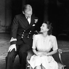 Verliebt und strahlend vor Glück zeigen sich die spätere Königin und und ihr Lieutenant Philip Mountbatten auf dem offiziellen Verlobungsbild.