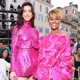 Pink, pinker, die Schauspielkolleginnen Anne Hathaway und Ariana DeBose sind Fans des Valentino-Pinks und haben sich für die Haute Couture Show in Rom von Kopf bis Fuß damit eingekleidet. 
