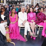 Naomi Campbell, Anne Hathaway und Co. – Starauflauf in Rom. Das Modehaus Valentino hat sich gegen die Modemetropole Paris entschieden, um ihre aktuelle Haute Couture Kollektion vorzustellen und feiert damit einen riesengroßen Erfolg. 