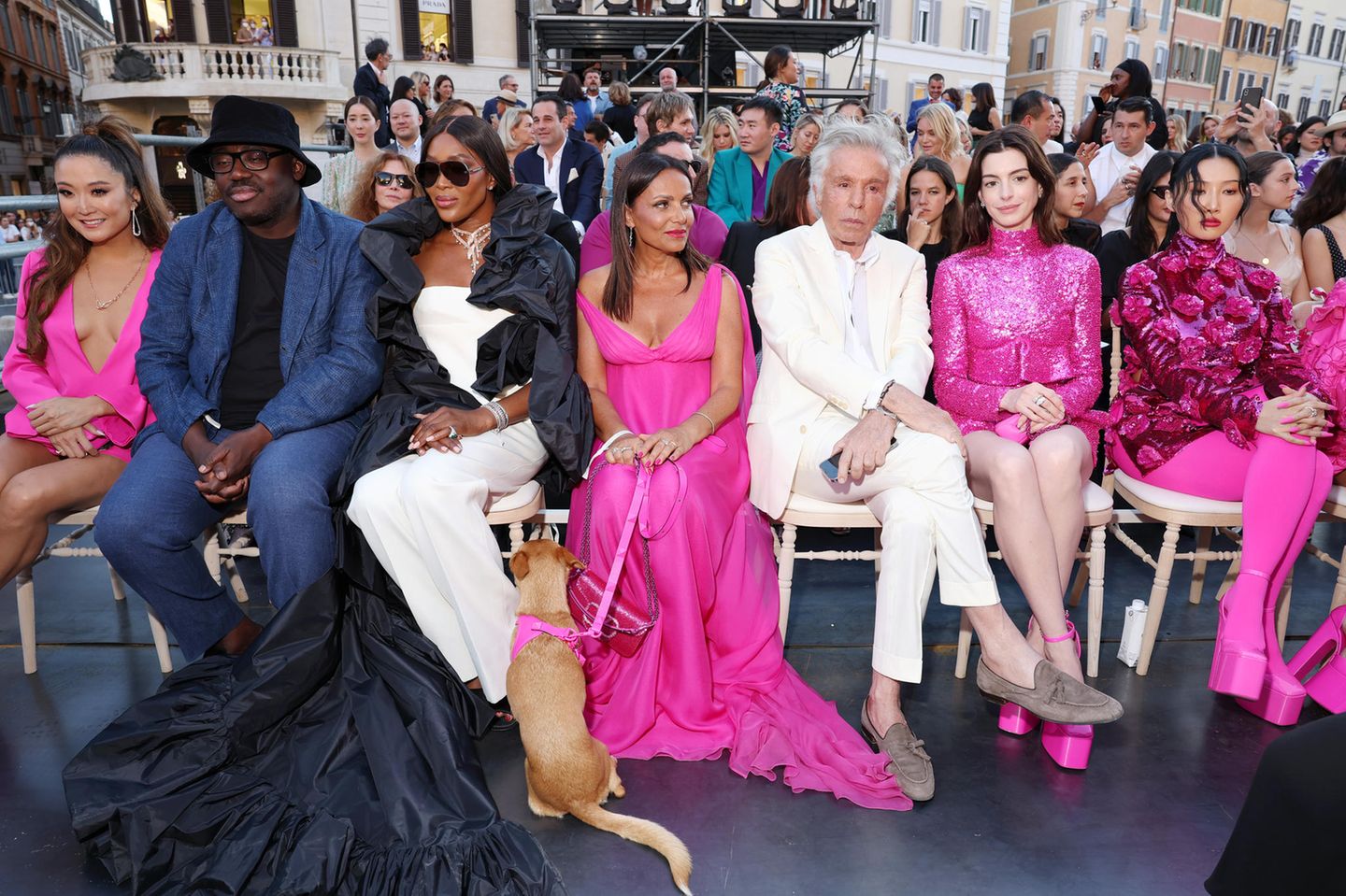 Naomi Campbell, Anne Hathaway und Co. – Starauflauf in Rom. Das Modehaus Valentino hat sich gegen die Modemetropole Paris entschieden, um ihre aktuelle Haute Couture Kollektion vorzustellen und feiert damit einen riesengroßen Erfolg. 