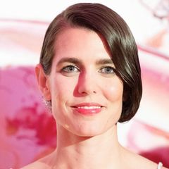 Charlotte Casiraghi erinnert am Rosenball an das glamouröse Hollywood der 20er- und 30er-Jahre. Vor allem die Haare, die asymmetrisch nach oben gesteckt sind, wirken besonders edel. Beim Make-up hält sich die Monegassin zurück und setzt auf Kajal, hellen Lidschatten und einen glitzernden Lipgloss. 