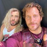 Mit einem Erinnerungsselfie, das er während der Dreharbeiten zum neuen Marvel-Film "Thor: Love and Thunder" geschossen hat, schickt Chris Pratt zum Filmstart via Instagram die allerliebsten Worte und Dank an seinen Namens- und Filmkollegen Chris Hemsworth . Der "Thor"-Star antwortet sofort: "Love you mate..." entzückt tausende Fans.