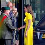 Den für sie fast schon außergewöhnlichen Look kombiniert Kate mit weißen Leder-Pumps von Gianvito Rossi und rundet das elegant-bezaubernde Sommeroutfit mit floralen Diamant-Zitrin-Ohrringen von Kiki McDonough ab.