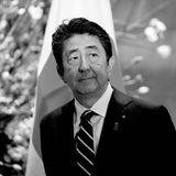 8. Juli 2022: Shinzō Abe (67 Jahre)  Das tödliche Attentat auf den ehemaligen Premierminister Japans schockiert die Welt. Während einer Wahlkampfveranstaltung in Nara wurde Abe angeschossen und erlag seinen Verletzungen wenige Zeit später. In der japanischen Geschichte war der hochangesehene Politiker der am längsten amtierende Premier.