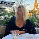 Claudia Schiffer genießt ihr abendliches Dinner in Paris mit wunderschönem Ausblick auf den Eiffelturm. Dass sie so entspannt und sommerlich gestylt selbst der schönste Anblick ist, sollte dabei aber nicht übersehen werden.