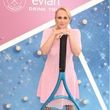 "I'm a Barbie Girl ..." – oder doch Elle Wood? Rebel Wilson setzt in Wimbledon auf einen zuckersüßen Look. Im rosafarbenen Fendi-Kleid posiert sie mit XXL-Tennisschläger bei dem Finale der Frauen. 