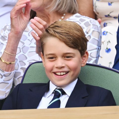 Prinz George fiebert beim Finale der Herren in Wimbledon mit.