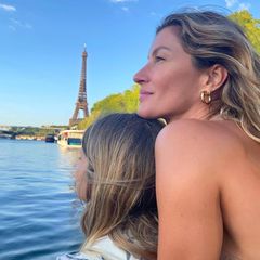 Gisele Bündchen und ihre Tochter genießen die Sicht auf den Eiffelturm.