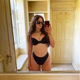 Auf Instagram zeigt sich die heute 21-Jährige Missy Keating alleine vor der Kamera. In ihrer High-Waist-Bikinihose und dazugehörigem schwarzen Oberteil raubt sie ihren Follower:innen den Atem. Eine coole schwarze Sonnenbrille und glänzende Statement-Kette runden ihren Look ab. 