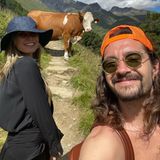 Heidi Klum und Tom Kaulitz posieren mit einer Kuh.