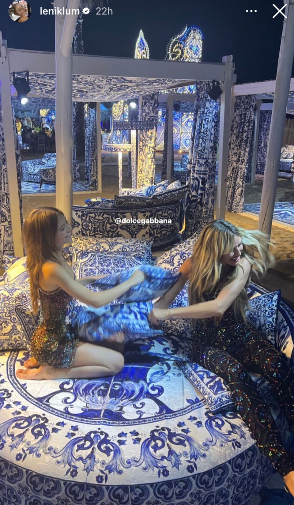 Lenny Klum: Las almohadas volaron entre bastidores en Dolce & Gabbana