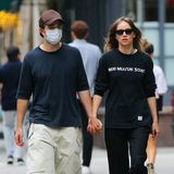 Robert Pattinson und Suki Waterhouse halten ihre Beziehung seit Jahren weitestgehend aus der Öffentlichkeit raus. Auch beim Spaziergang durch New York sind sie eher unauffällig unterwegs; anstatt auf ausgefallene Modetrends schwören sie auf modisches Understatement. 