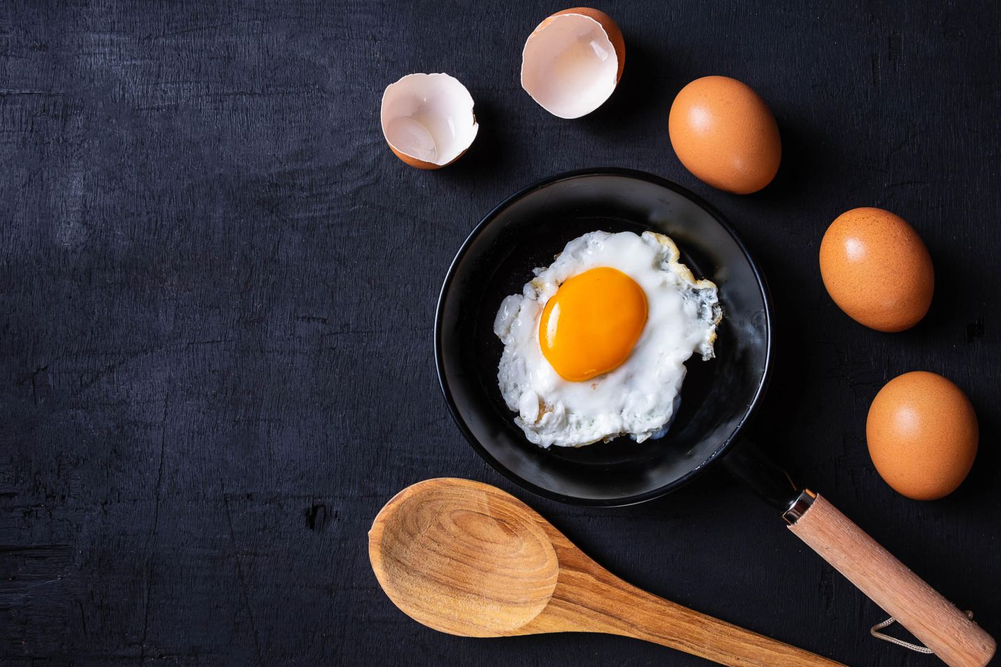 Spiegelei in der Pfanne: Wer um diese Uhrzeit Eier isst, nimmt schneller ab