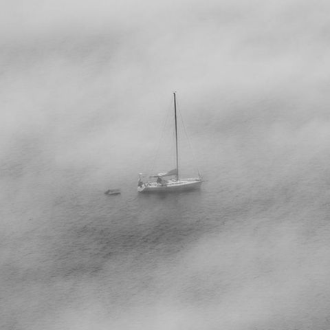 Ein Boot im Nebel