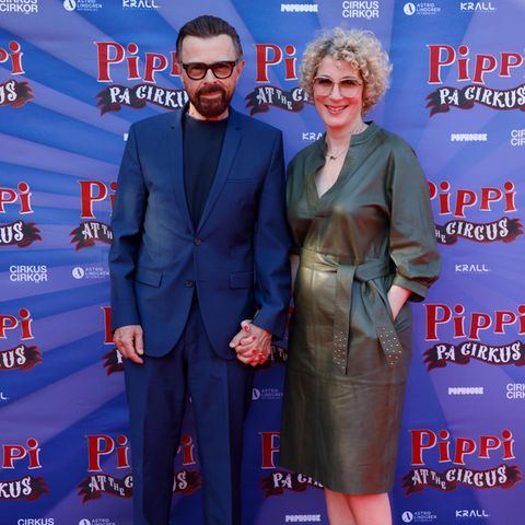 Abba-Star Björn Ulvaeus und seine neue Partnerin Christina Sas bei der Premiere des von ihm produzierten Zirkus-Musicals "Pippi på Cirkus" (Pippi im Zirkus) am 12. Juli 2022 in Stockholm.