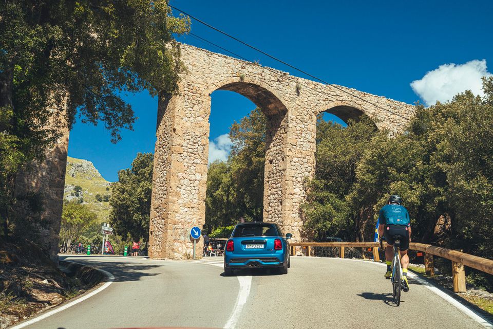 Mallorca: Den ein oder anderen Radfahrer muss man auf den Traumstrecken überholen. Den ein oder anderen Radfahrer muss man auf den Traumstrecken überholen.