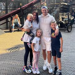 Stars im Freizeitpark: Toni Kroos mit seiner Familie.