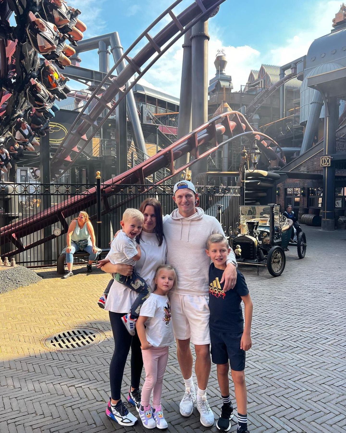Stars im Freizeitpark: Toni Kroos mit seiner Familie.