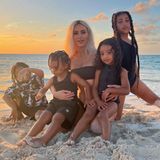 Familie Kardashian-Jenner: Kim Kardashian posiert mit ihren Kindern am Strand.