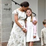 Prinzessin Victoria küsst Prinzessin Estelle.