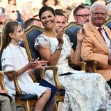 Prinz Oscar, Prinzessin Estelle, Prinzessin Victoria und König Carl Gustaf genießen das Geburtstagskonzert