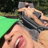 Heidi Klum und Tom Kaulitz sonnen sich nackt auf einer Liege.