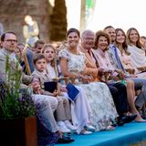 Bitte lächeln! Das große Geburtstagskonzert für Prinzessin Victoria kann beginnen, und vorher zeigen sich die Schweden-Royals noch mal von ihrer fröhlichsten Seite.
