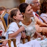 Wie es aussieht, gefällt Prinzessin Estelle, hrer Mutter und ihren Großelter der Abend jetzt schon sehr.