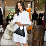 Bei der Eröffnung eines Stores von Designer Christian Siriano in Connecticut erscheint Katie Holmes in Schwarz-Weiß. Die Beauty trägt ein süßes Kleid mit raffiniert-ausgestellten Ärmeln. Der Fokus des Outfits liegt aber auf ihren Schuhen: Die offenen High Heels im Sandalen-Style werden mit einem Lederband um die Knöchel gebunden. Ihre knallige Pediküre setzt einen Kontrast zu ihrem restlichen Outfit und rundet den gesamten Look ab.