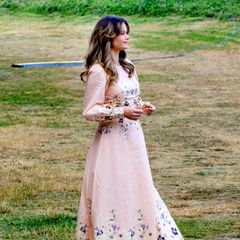 Mit ihrem romantischen Blumenkleid im Retro-Look von By Malina überstrahlt Prinzessin Sofia am Victoriatag beinahe ihre gefeierte Schwägerin. 