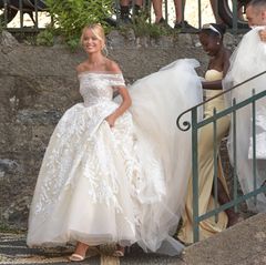Model Frida Aasen hat im Rahmen einer pompösen Feier in Portofino geheiratet. Auch ihr Brautkleid von Elie Saab ist alles andere als schlicht: Im voluminösen schulterfreien Kleid mit 3D-Spitze schreitet sie zum Altar.