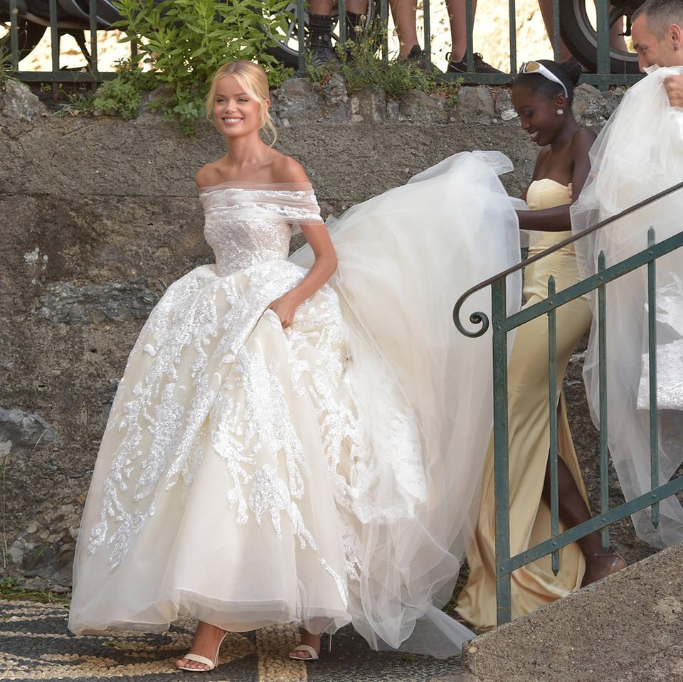Model Frida Aasen hat im Rahmen einer pompösen Feier in Portofino am 14. Juli 2022 geheiratet. Auch ihr Brautkleid von Elie Saab ist alles andere als schlicht: Im voluminösen schulterfreien Kleid mit 3D-Spitze schreitet sie zum Altar.