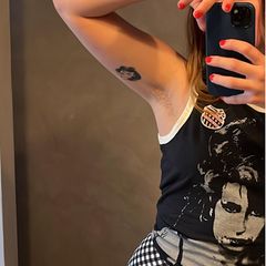 Emma Schweiger normalisiert Körperbehaarung bei Frauen. Wie sie das macht? Indem sie sie einfach zeigt, ohne groß zu kommentieren oder zu bewerten. Zu dem Foto, das sie auf Instagram postet, schreibt die Tochter von Til Schweiger nämlich nur: "Worum geht's? Achselbehaarung oder Tattoo?". 
