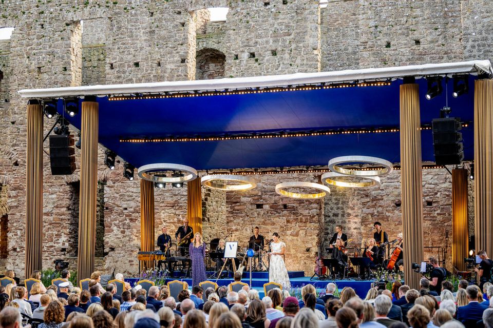 Als die Schweden-Royals auf die Bühne gingen, um sich bei den Künstlern zu bedanken, passierte König Carl Gustafs kleines Malheur.