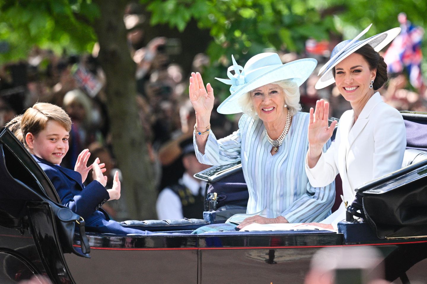 Herzogin Camilla (re.) mit Herzogin Catherine und Prinz George (li.)