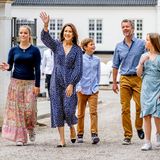 Dänische Kronprinzenfamilie bei Begrüßung vor Schloss Graasten