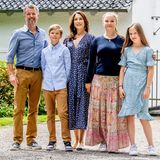 Dänische Kronprinzenfamilie vor Schloss Graasten