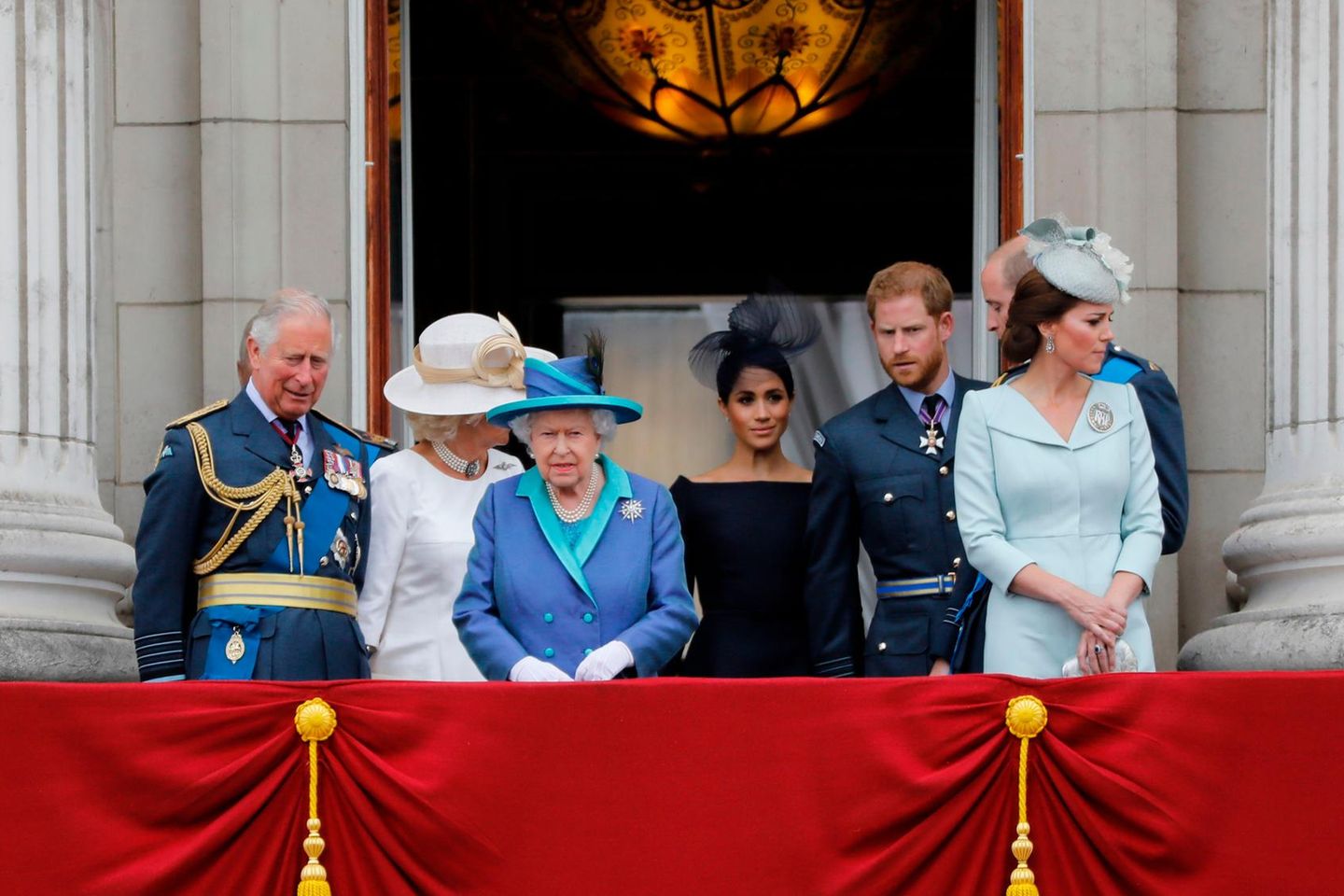 Herzogin Meghan und Teile der britischen Königsfamilie: Prinz Charles, Herzogin Camilla, Queen Elizabeth, Prinz Harry, Herzogin Catherine und Prinz William, 2018.