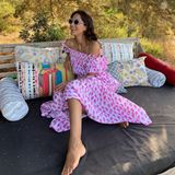 Prinzessin Alessandra genießt ihre letzten Urlaubstage auf Formentera noch in vollen Zügen. Und in einem bezaubernden Sommerlook wie diesem. Das Carmenkleid im pinkfarbenen Tupfen-Look stammt vom türkischen Fashion-Label Gül Hürgel.