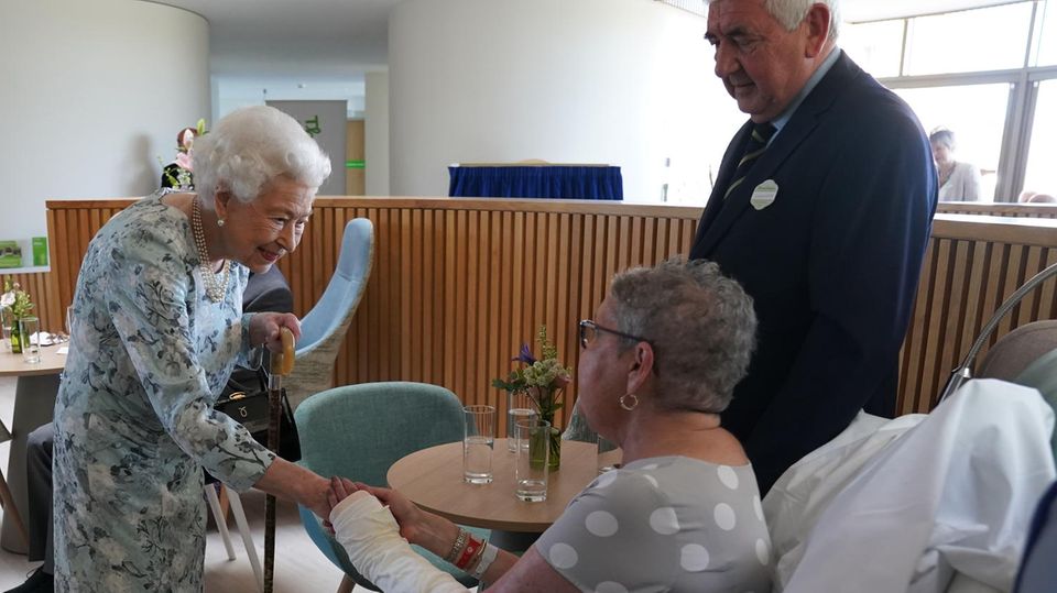 Queen Elizabeth Bei der Eröffnung eines neuen Gebäudes des Thames Hospice