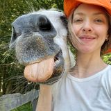 Amanda Seyfried posiert mit Pferden
