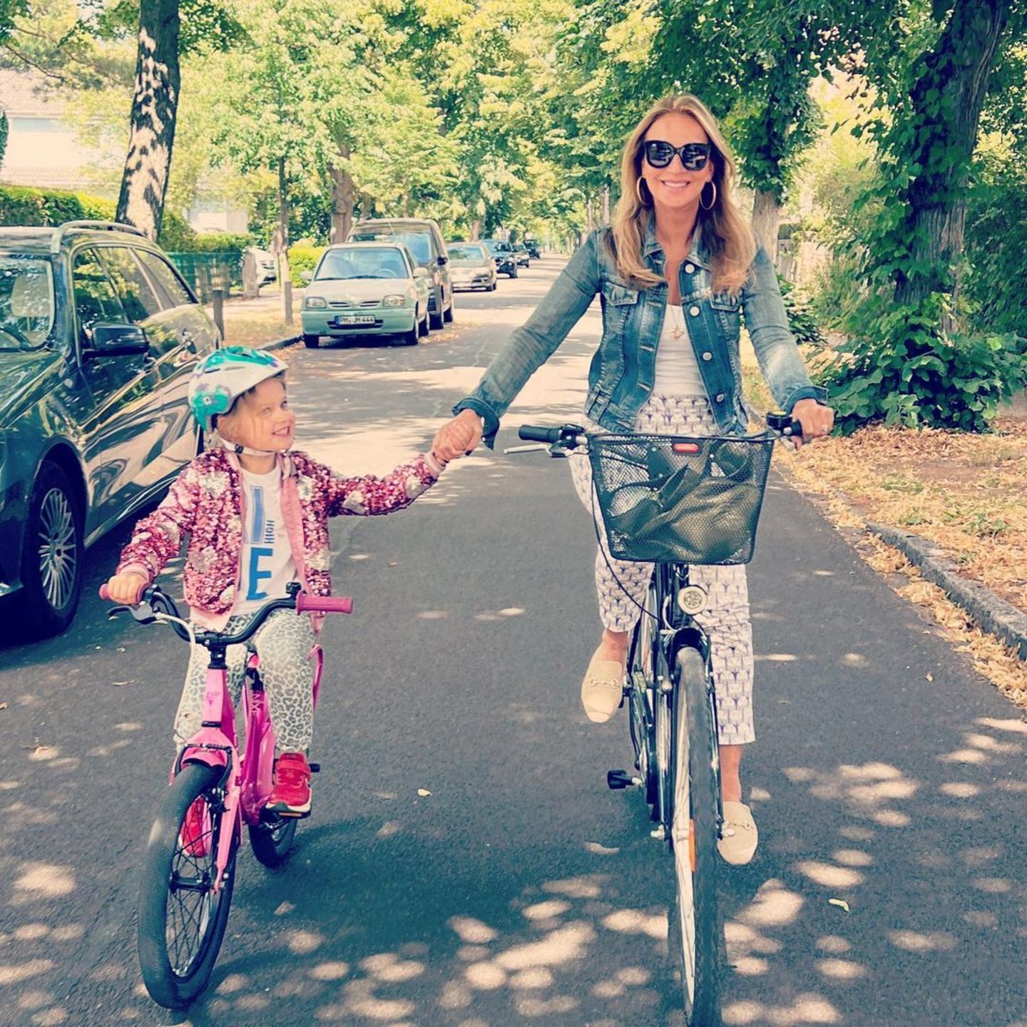 Stars auf dem Fahrrad: Caroline Beil und ihre Tochter Ava fahren Fahrrad