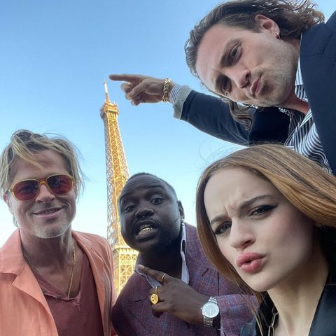 Stars lieben Paris: Brad Pitt posiert mit seiner Filmcrew vor dem Eiffelturm.